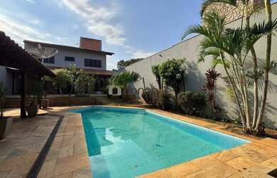 Imagem: A casa possui 4 Dormitórios, 5 Banheiros, 3 Vagas na garagem