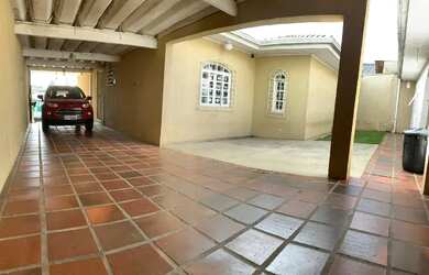 Imagem: A casa possui 3 Dormitórios, 3 Banheiros, 3 Vagas na garagem