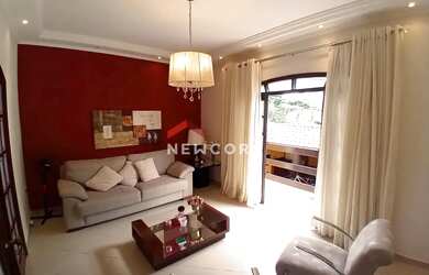 Imagem: A casa possui 4 Dormitórios, 3 Banheiros, 3 Vagas na garagem