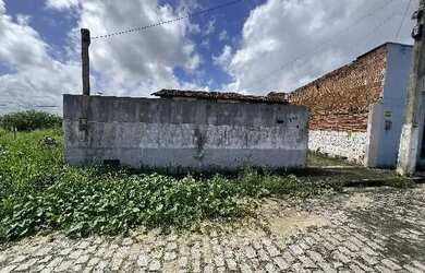Imagem: A casa possui 2 Dormitórios, 1 Banheiro, 1 Vaga na garagem