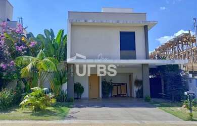 Imagem: A casa em condomínio possui 4 Dormitórios, 5 Banheiros, 4