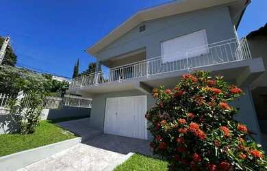 Imagem: A casa possui 3 Dormitórios, 3 Banheiros, 203m² de Área