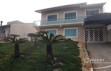 Imagem: A casa possui 5 Dormitórios, 2 Banheiros, 3 Vagas na garagem