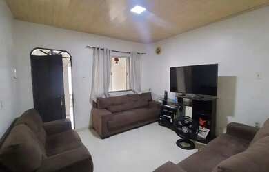 Imagem: A casa possui 3 Dormitórios, 1 Banheiro, 1 Vaga na garagem