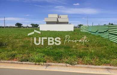 Imagem: O terreno possui 300m² de Área e está localizado em Terras