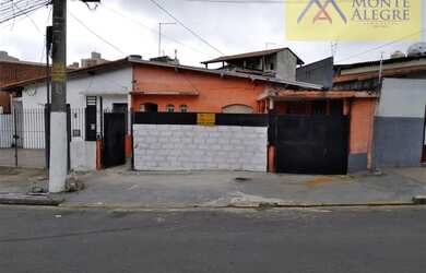 Imagem: A casa possui 3 Dormitórios, 1 Banheiro, 1 Vaga na garagem