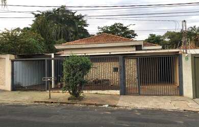 Imagem: A casa possui 4 Dormitórios, 4 Banheiros, 2 Vagas na garagem