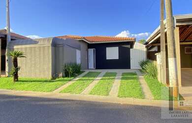 Imagem: A casa em condomínio possui 3 Dormitórios, 2 Banheiros, 2