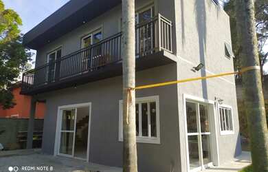 Imagem: A casa possui 3 Dormitórios, 3 Banheiros, 2 Vagas na garagem