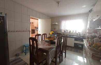 Imagem: A casa possui 3 Dormitórios, 3 Banheiros, 2 Vagas na garagem