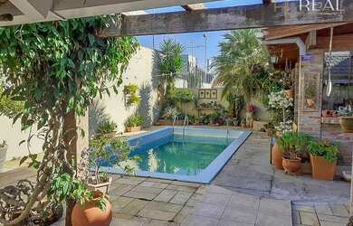 Imagem: A casa possui 3 Dormitórios, 3 Banheiros, 2 Vagas na garagem