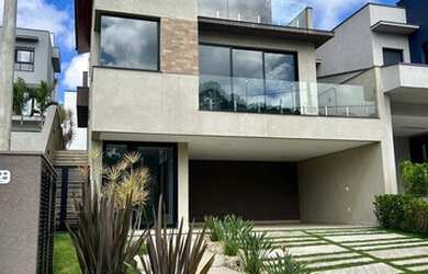 Imagem: A casa possui 3 Dormitórios, 5 Banheiros, 4 Vagas na garagem