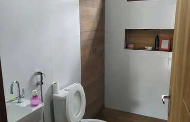 Imagem: A casa possui 3 Dormitórios, 1 Banheiro, 3 Vagas na garagem