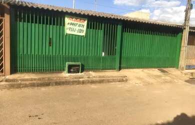 Imagem: A casa possui 3 Dormitórios, 1 Banheiro e 1 Vaga na garagem