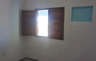 Imagem: A casa possui 2 Dormitórios e 1 Banheiro e está localizado