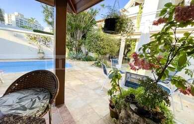 Imagem: A casa em condomínio possui 5 Dormitórios, 5 Banheiros, 4