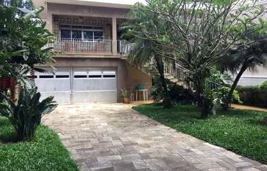 Imagem: A casa possui 3 Dormitórios, 5 Banheiros, 5 Vagas na garagem