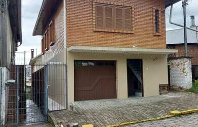 Imagem: A casa possui 3 Dormitórios, 2 Banheiros, 2 Vagas na garagem