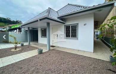 Imagem: A casa possui 3 Dormitórios, 2 Banheiros, 4 Vagas na garagem