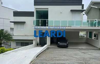 Imagem: A casa em condomínio possui 4 Dormitórios, 4 Banheiros, 4