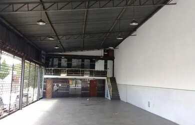 Imagem: O depósito possui 5 Vagas na garagem, 270m² de Área e está