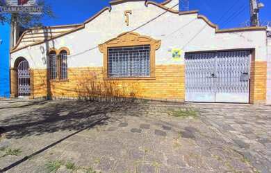 Imagem: A casa possui 3 Dormitórios, 1 Banheiro, 3 Vagas na garagem
