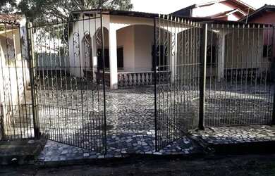 Imagem: A casa possui 3 Dormitórios, 3 Banheiros e está localizado