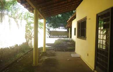 Imagem: A casa possui 3 Dormitórios, 2 Banheiros, 5 Vagas na garagem