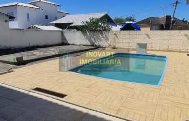 Imagem: A casa em condomínio possui 4 Dormitórios, 2 Banheiros, 2