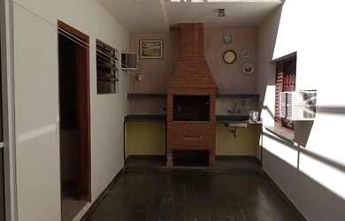 Imagem: A casa possui 3 Dormitórios, 3 Banheiros, 3 Vagas na garagem