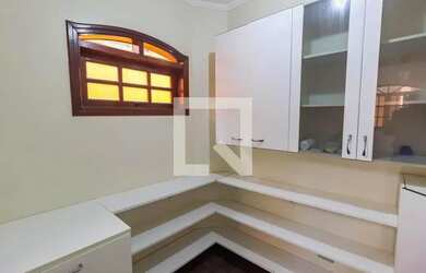 Imagem: A casa possui 4 Dormitórios, 4 Banheiros, 3 Vagas na garagem