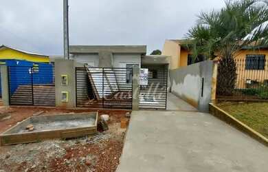 Imagem: A casa possui 3 Dormitórios, 1 Banheiro, 2 Vagas na garagem