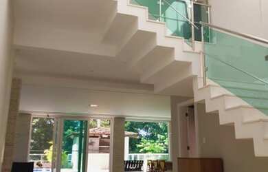 Imagem: A casa possui 4 Dormitórios, 5 Banheiros, 4 Vagas na garagem