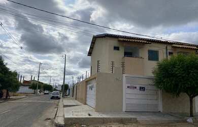 Imagem: A casa possui 4 Dormitórios, 3 Banheiros, 2 Vagas na garagem