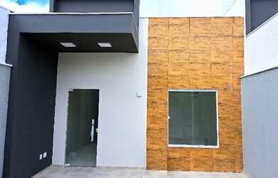 Imagem: A casa possui 2 Dormitórios, 2 Banheiros, 2 Vagas na garagem