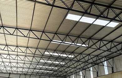 Imagem: O depósito para alugar possui 5 Vagas na garagem e 2300m²