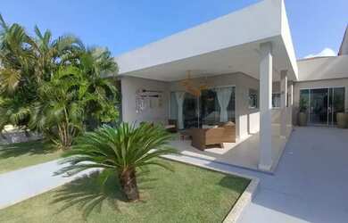 Imagem: A casa em condomínio possui 4 Dormitórios, 5 Banheiros, 450m²