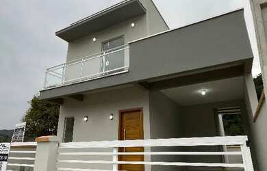 Imagem: A casa possui 2 Dormitórios, 2 Banheiros, 2 Vagas na garagem