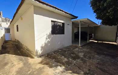 Imagem: A casa possui 3 Dormitórios, 1 Banheiro, 3 Vagas na garagem