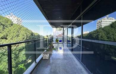 Imagem: O apartamento possui 4 Dormitórios, 3 Banheiros, 3 Vagas na