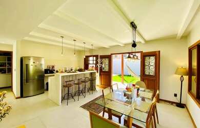 Imagem: A casa possui 3 Dormitórios, 3 Banheiros, 4 Vagas na garagem