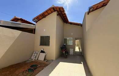 Imagem: A casa à venda possui 2 Dormitórios, 1 Banheiro, 1 Vaga na