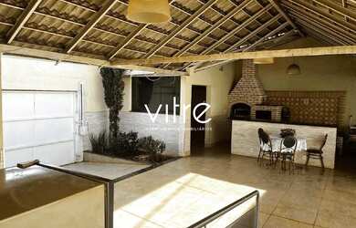 Imagem: A casa possui 4 Dormitórios, 3 Banheiros, 4 Vagas na garagem