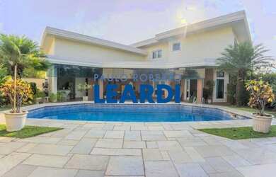 Imagem: A casa em condomínio possui 4 Dormitórios, 5 Banheiros, 2