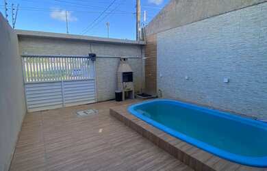 Imagem: A casa possui 4 Dormitórios, Acomodam 15 pessoas, 2 Vagas na