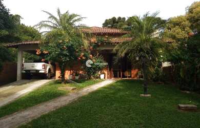 Imagem: A casa possui 3 Dormitórios, 2 Banheiros, 3 Vagas na garagem