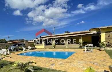 Imagem: A casa possui 2 Dormitórios, 3 Banheiros, 5 Vagas na garagem