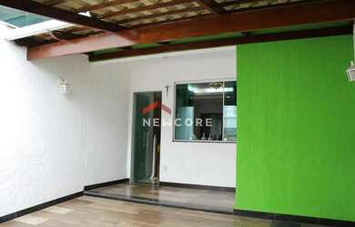 Imagem: A casa possui 3 Dormitórios, 2 Banheiros, 2 Vagas na garagem