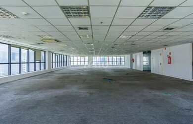 Imagem: O depósito possui 5 Vagas na garagem, 395m² de Área e está