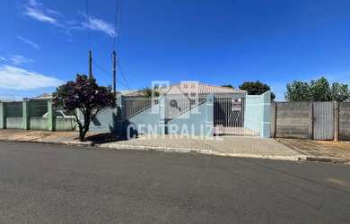 Imagem: A casa possui 3 Dormitórios, 1 Banheiro, 2 Vagas na garagem